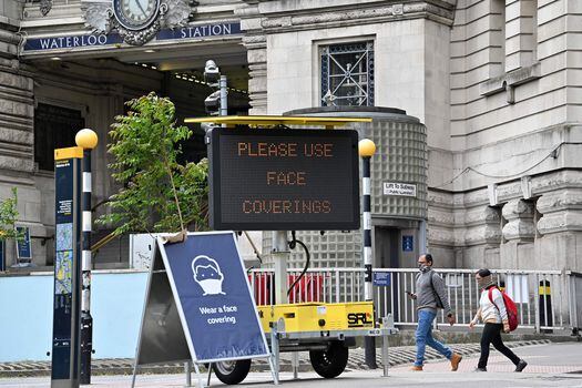 Un letrero dice a los pasajeros que 'cubran su rostro' en la estación de tren de Waterloo en el centro de Londres. 