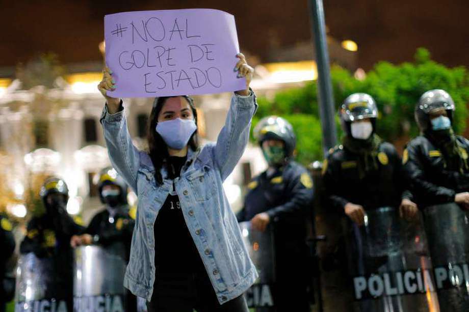 En Perú hay muchas manifestaciones en contra de la destitución del presidente Martín Vizcarra. / AFP / Luka GONZALES
