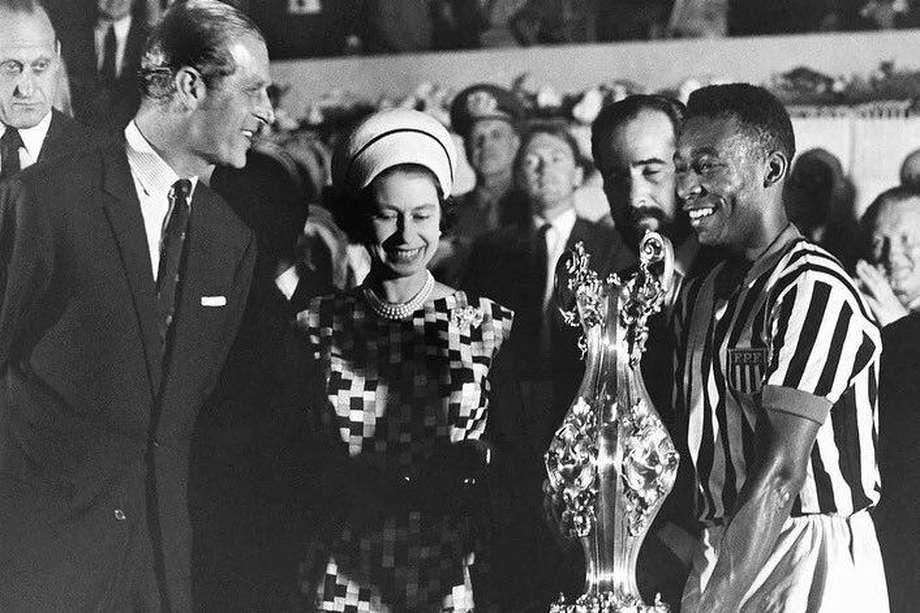 La reina Isabel II y Pelé se conocieron en un partido de fútbol en 1968, en el estadio Maracaná.