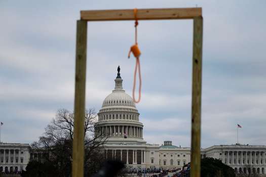 Esta horca improvisada dejada al frente del Capitolio retrata  la jornada del miércoles en Washington, cuando todo se salió de control.