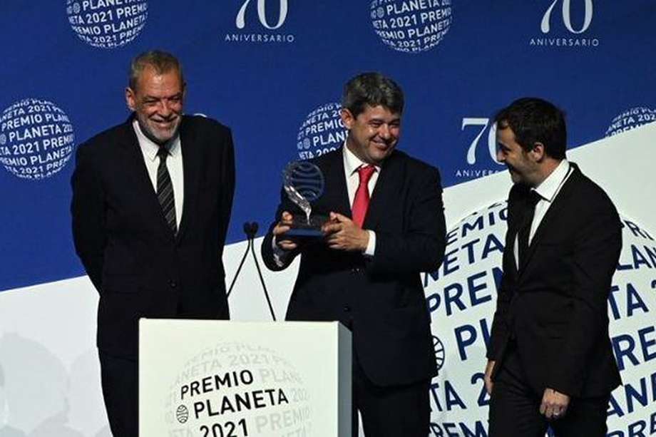Los guionistas Jorge Díaz, Antonio Mercero y Agustín Martínez son los autores de "La bestia", la novela que fue reconocida con el el Premio Planeta de esta 70ª edición.