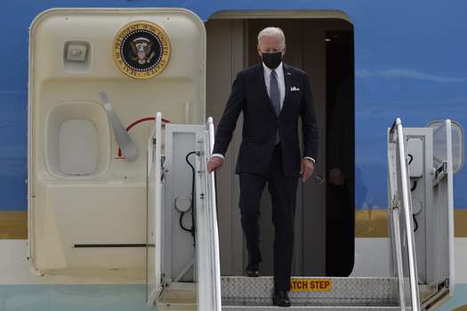 Joe Biden bajando del Air Force One tras aterrizar en Tokio este domingo. 