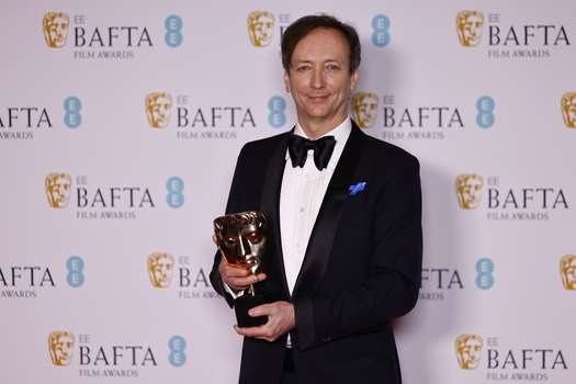 Volker Bertelmann (Hauchska) con su premio BAFTA por "All Quiet on the Western Front" posa en la sala de prensa de la ceremonia de entrega de los premios cinematográficos.