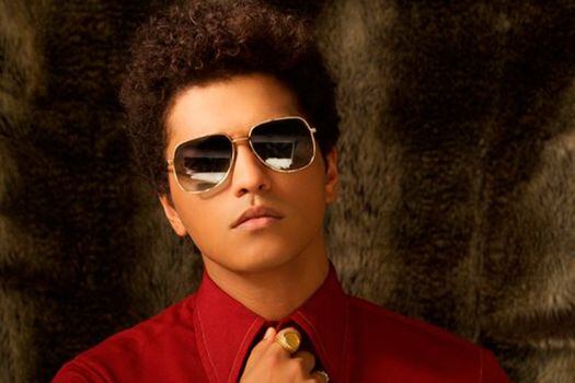 Bruno Mars se ha convertido en una de las grandes figuras actuales de la música internacional, con giras por estadios y ventas superiores a los 130 millones de copias en todo el mundo.