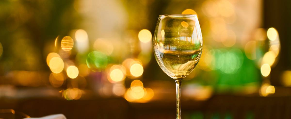Las tonalidades de un vino blanco pueden variar entre un amarillo pajizo, amarillo verdoso u oro. ¿Cómo elegirlo en tus comidas?