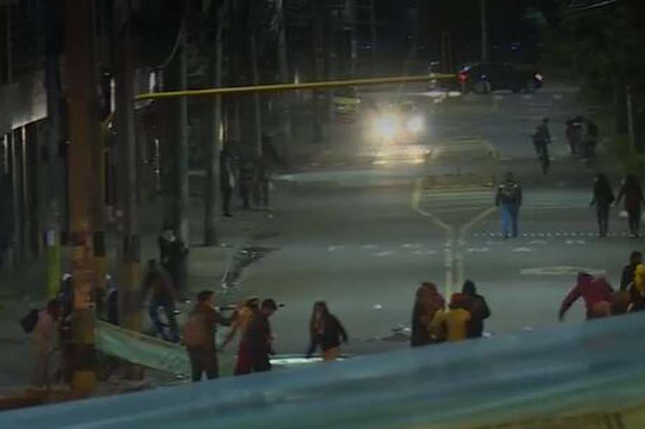 Enfrentamiento entre encapuchados y miembros del Esmad en la noche del domingo y madrugada del lunes 22 de noviembre.