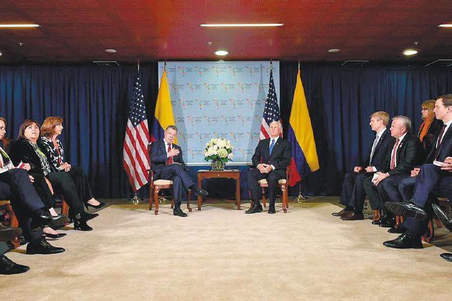En el marco de la VIII Cumbre de las Américas, que se llevó a cabo en Perú en abril de 2018, el entonces presidente de Colombia, Juan Manuel Santos, tuvo un encuentro con el vicepresidente de EE. UU., Mike Pence (a la derecha).  / Archivo Presidencia