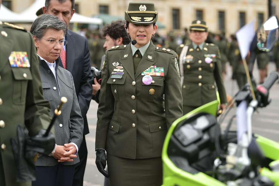 Alcaldesa de Bogotá y la Brigadier General Sandra Patricia Hernández, durante su posesión como nueva comandante de la Policía Metropolitana de Bogotá (izq-der).