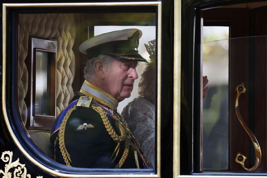 El rey Carlos III durante un recorrido por Londres, Reino Unido.