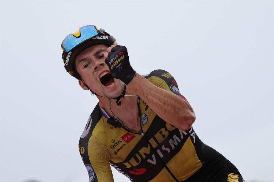 Primoz Roglic celebrando la victoria en la etapa reina de la Vuelta a España 2021.