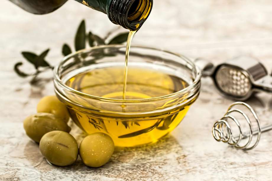 Aceite vegetal de uso principalmente culinario. Se obtiene del fruto del olivo, denominado oliva o aceituna.