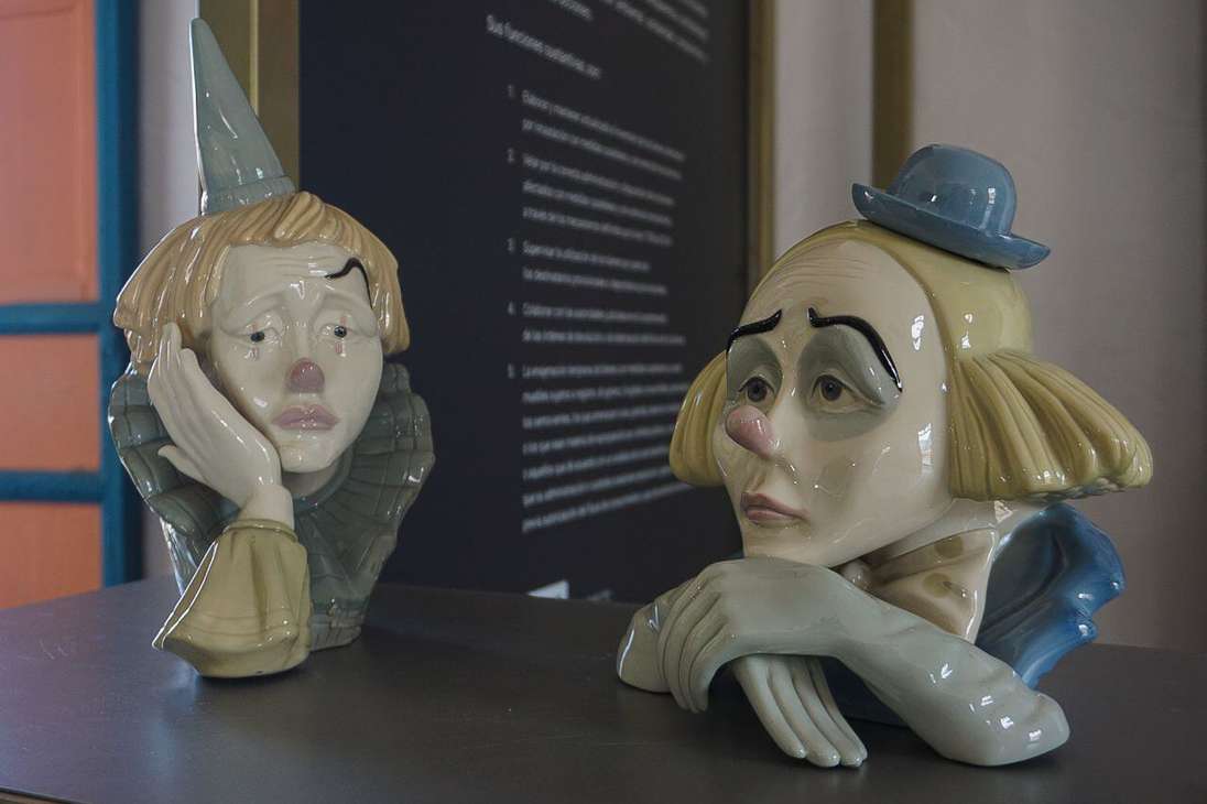 Porcelanas de payasos incautados también a Julieta Delgado de Romero.