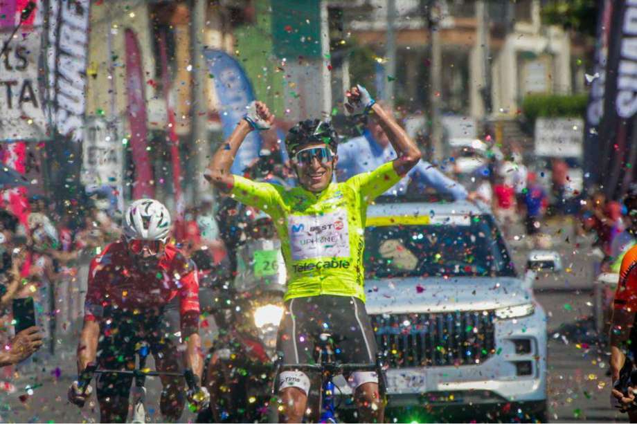 Juan Diego Alba celebra en la línea de llegada su victoria en la Vuelta a Costa Rica.