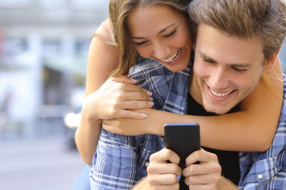 ¿Cómo elegir el smartphone perfecto para tu pareja en amor y amistad?