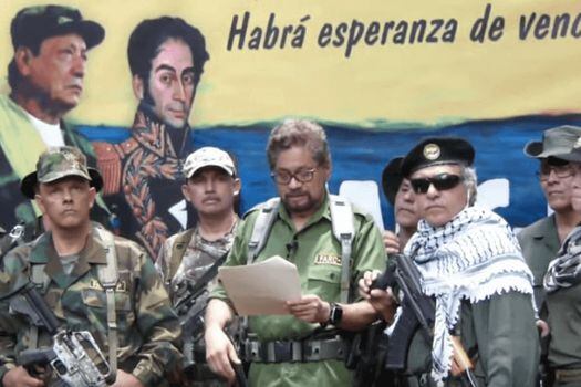 "Iván Márquez" junto a "Jesús Santrich" y otros exlíderes guerrilleros en el anuncio de su levantamiento en armas. / Captura de YouTube