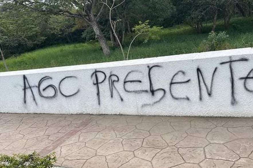 En medio de la emergencia humanitaria en Arauca por enfrentamientos entre el Eln y las disidencias Farc, hoy Puerto Rondón amaneció con distintos graffitis de las Agc (Clan del Golfo). También circuló un panfleto.