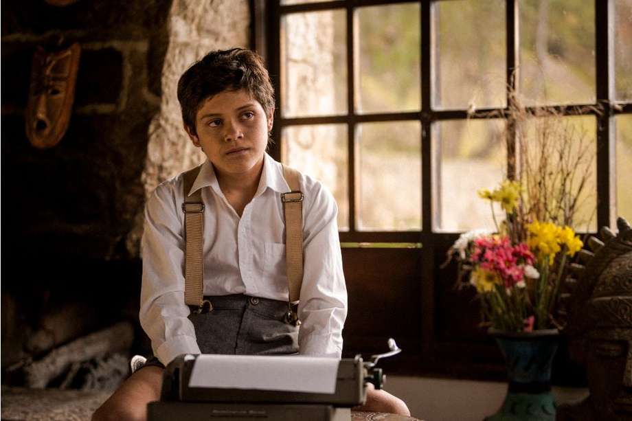 Amado Suárez, protagonista de "El niño de los mandados", encarna la historia de Alfonso, un niño de 11 años que comienza a trabajar de mandadero en la única botica del pueblo, luego de perder a su mamá. Allí comienza a descubrir el mundo de la farmacéutica y su vocación por la medicina.
