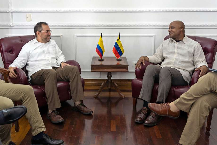 El canciller venezolano, Yván Gil, con su homólogo colombiano, Luis Gilberto Murillo, en Cúcuta, Norte de Santander.