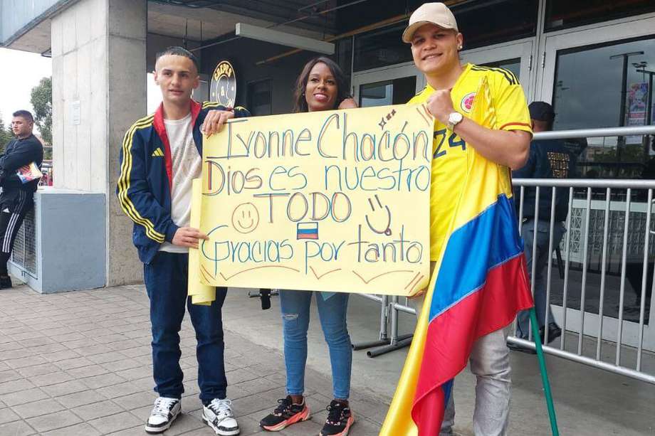 La familia de Ivonne Chacón hace presencia en el homenaje a la selección de Colombia femenina.