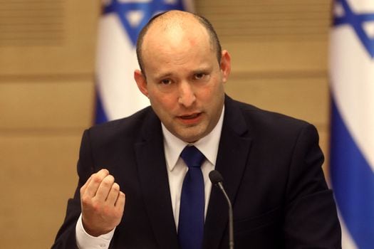 El parlamento israelí puso fin a los 12 años de gobierno de Benjamín Netanyahu dando su confianza a una coalición de ocho partidos --dos de izquierda, dos de centro, tres de derecha y uno árabe-- liderada por el nuevo primer ministro Naftali Bennett (derecha radical) y su socio, el centrista Yair Lapid.