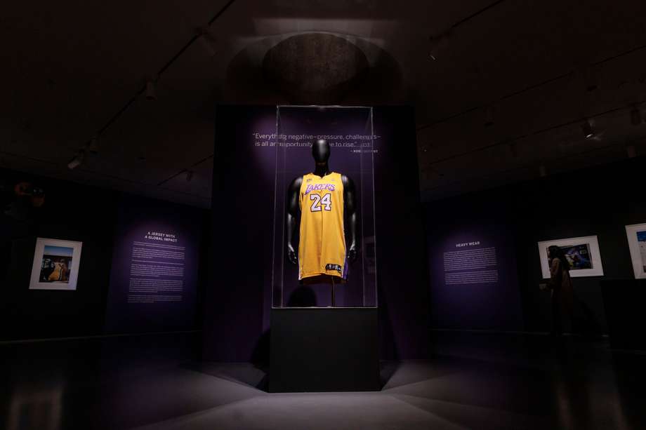 La camiseta usada por la estrella de la NBA Kobe Bryant en 25 juegos durante la temporada 2007-2008.