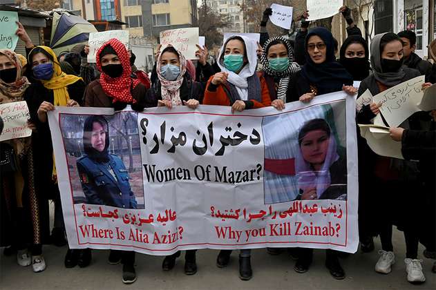 Un grupo de mujeres se reúne para desafiar a los talibanes en Afganistán
