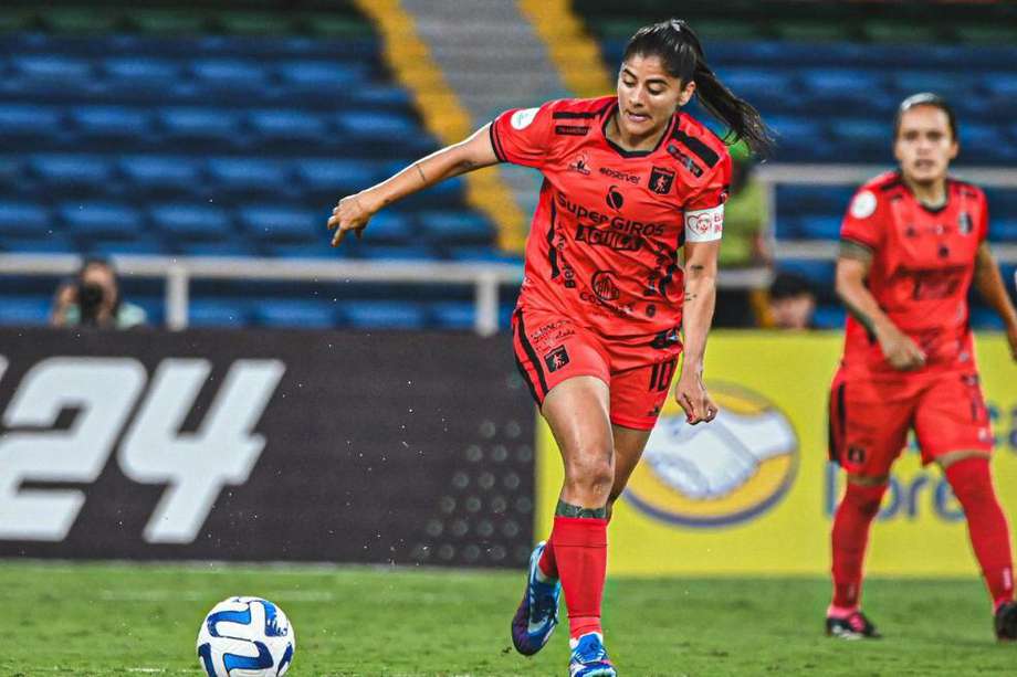 Catalina Usme, líder de América, contra Boca Juniors en la Libertadores Femenina.