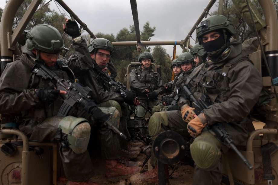 Soldados israelíes se reúnen cerca de la frontera de Gaza. El ejército declaró que sus fuerzas terrestres, aéreas y navales están "continuando ataques precisos" contra objetivos e infraestructuras en toda la Franja. 