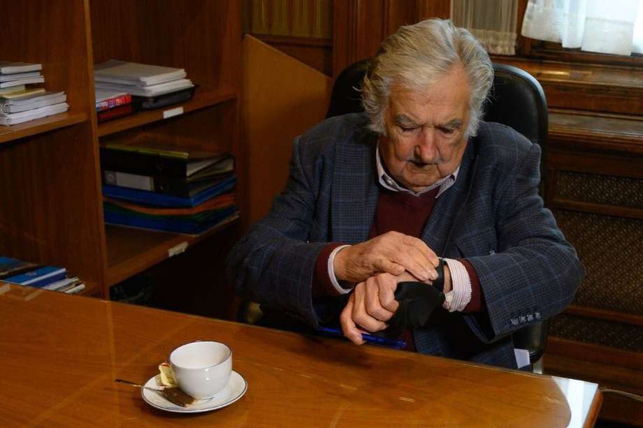 El expresidente uruguayo (2010-2015) José Mujica espera para participar en su última sesión como senador, en el Congreso de Montevideo el 20 de octubre de 2020.