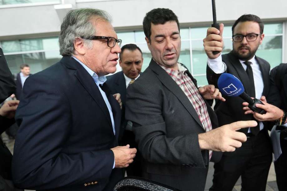 Luis Almagro en su llegada a Colombia.  / EFE