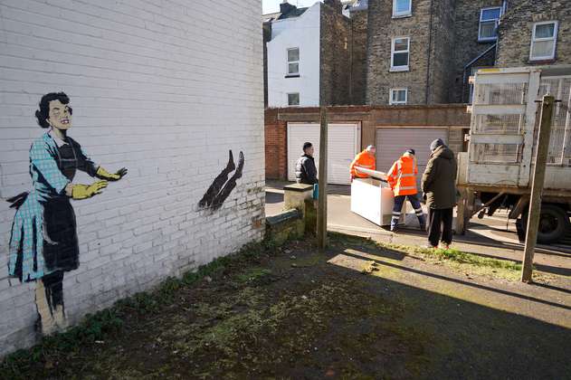 Banksy vuelve con un grafiti para San Valentín, esta vez sobre la violencia de género