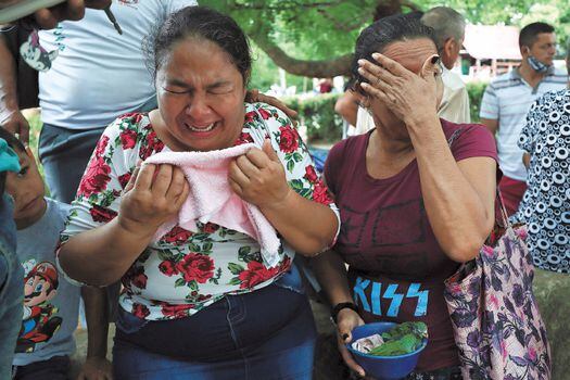Habitantes de El Ripial, Apure, lloran a una víctima en marzo pasado. Por la presencia de las guerrillas en la zona durante décadas,  las comunidades asumieron sus reglas como norma.  / AP
