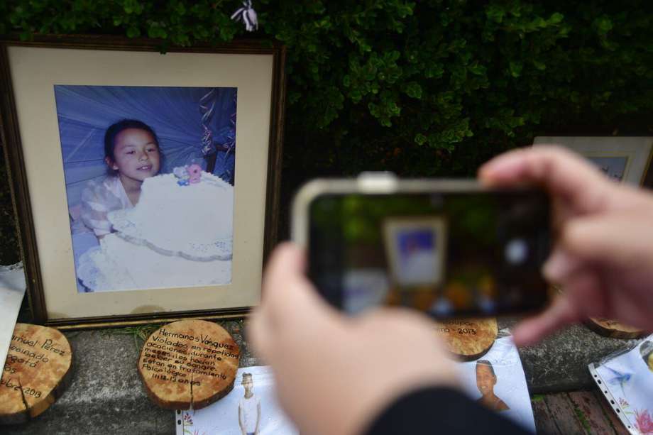 Este miércoles 28 de febrero se realizó un homenaje para recordar a la niña, de nueve años, que fue violada, torturada y asesinada en una estación de policía de Bogotá. Aunque condenaron al autor, su familia siente que aún hay impunidad.