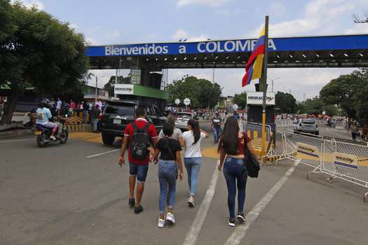 Several people enter Colombia from Venezuela through the Simón Bolívar Bridge in Cúcuta (Colombia).