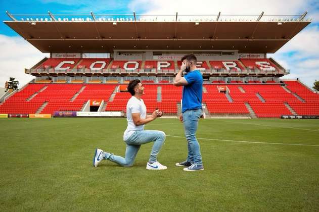 Futbolista propuso matrimonio a su novio en el estadio. Así fue la pedida de mano