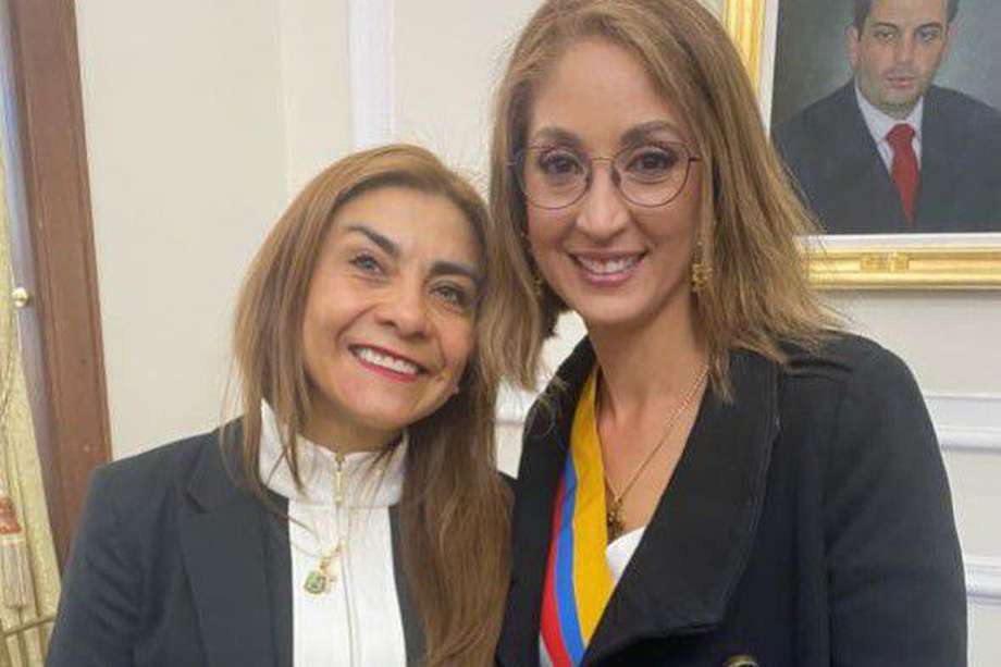 Jennifer Arias (der.) junto a la coautora de su tesis, Leidy Lucía Largo (izq.), quien tiene un cargo de coordinación en la Cámara de Representantes.