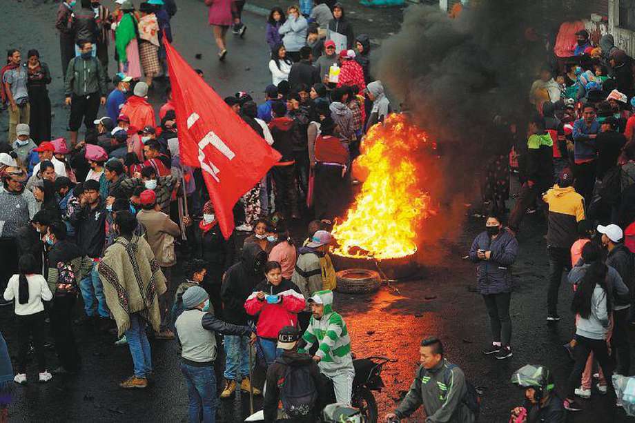 Indígenas y campesinos permanecen en un bloqueo en el barrio Cutuglagua, al sur de Quito. / AFP