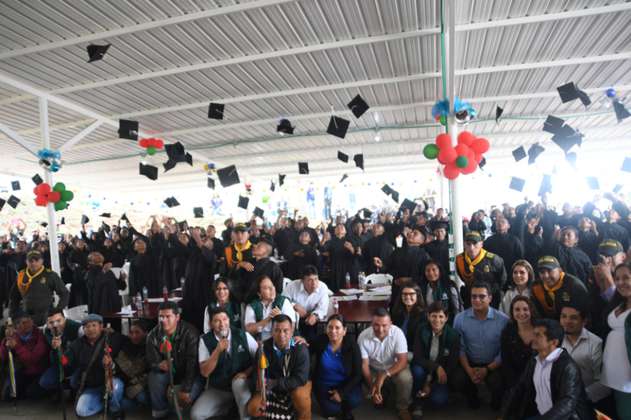 Farc y comunidad se graduaron de la mano en el Cauca