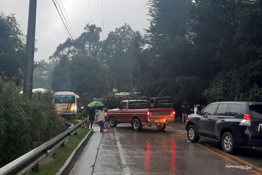 Reportan cierre temporada en la vía Bogotá- La Calera por caída un poste