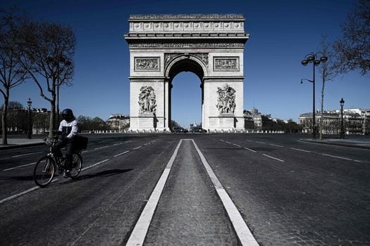 La imagen del día: en Francia se endureció el confinamiento ante el avance del coronavirus. La soledad en las calles es inédita. / AFP