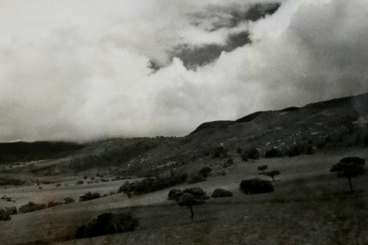 Las fotografías resumen una década de trabajo. En la imagen se observa un cerro morrénico al pie de la sierra de Usaquén. / Fotos: José Royo y Gómez - Cortesía SGC
