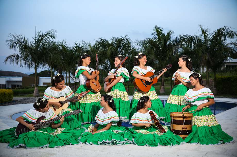 Las Garzoneñas son un grupo de niñas, no mayores de 17 años, que tocan música tradicional andina.
