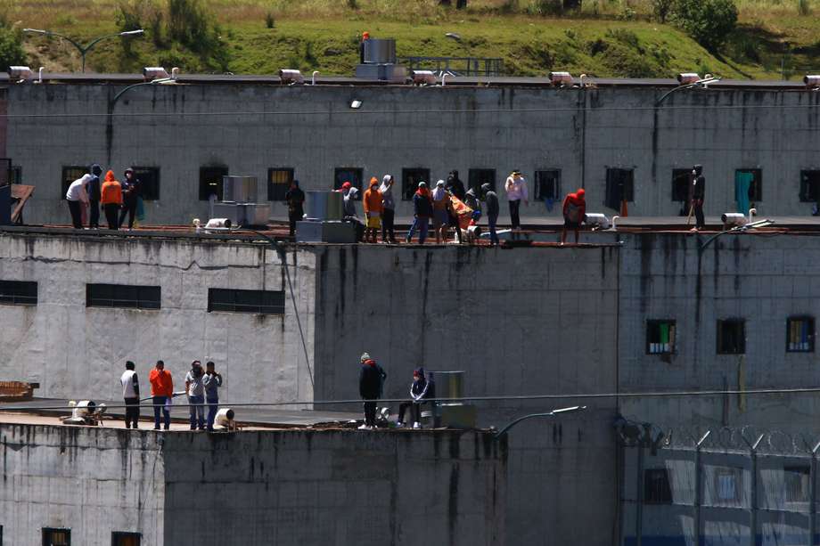 Uno de los retos principales de Daniel Noboa es atacar la creciente violencia en Ecuador. El proyecto de las cárceles busca separar a los reclusos más peligrosos y con ello frenar las masacres carcelarias.
