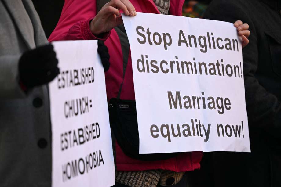 Protesta de fieles contra la discriminación en la Iglesia Anglicana. (Photo by JUSTIN TALLIS / AFP)