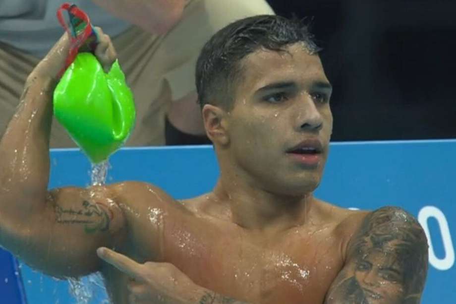 Carlos Daniel Serrano después de conseguir su segunda medalla de oro en los Juegos Olímpicos de Tokio 2020.