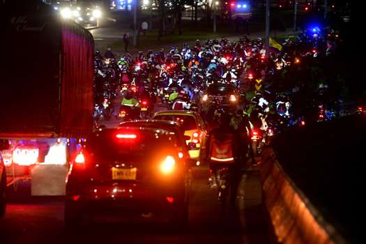 La medida contra la inseguridad de restringir los llamados parrilleros a ciertas horas y días por parte de la Alcaldía de Bogotá ha generado protestas de los motociclistas.