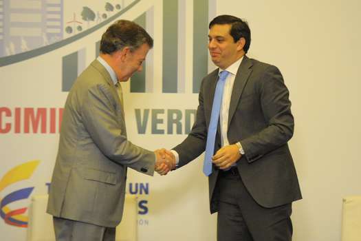 El presidente Juan Manuel Santos y el director de Planeación Simón Gaviria, hablan del crecimiento verde. / Cristian Garavito