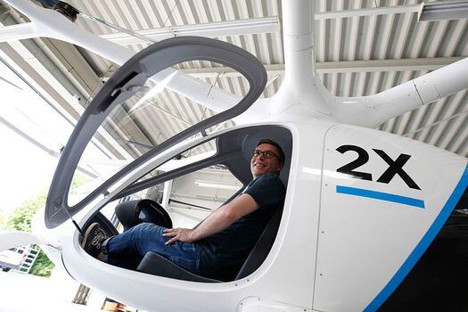 Stephan Wolf, cofundador de Volocopter GmbH, junto con el prototipo. / Bloomberg