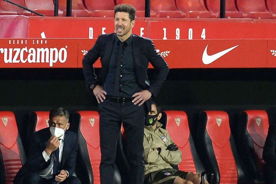Diego Pablo Simeone lamentándose en el gol de Sevilla.