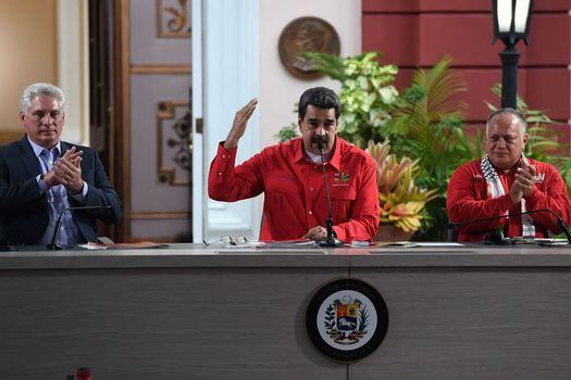 Nicolás Maduro (c), mandatario venezolano, junto a su homólogo de Cuba, Miguel Diaz-Canel (i) y Diosdado Cabello (d), presidente de la Asamblea Nacional Constituyente de Venezuela.  / AFP